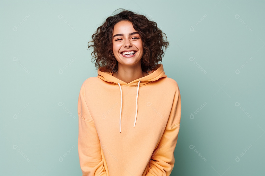 Mulher feliz. Casual. Imagem social em destaque. Fundo colorido