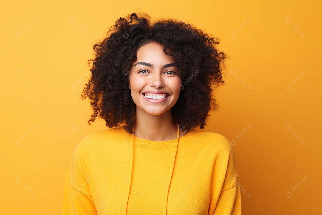 Mulher feliz. Casual. Imagem social em destaque. Fundo colorido