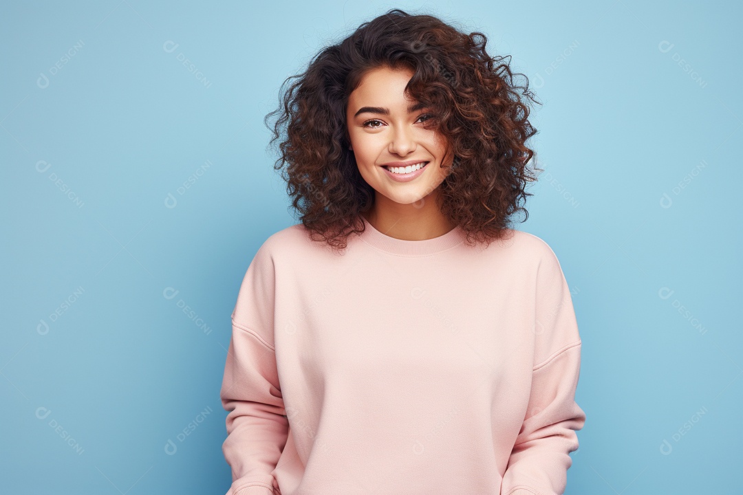 Mulher feliz. Casual. Imagem social em destaque. Fundo colorido