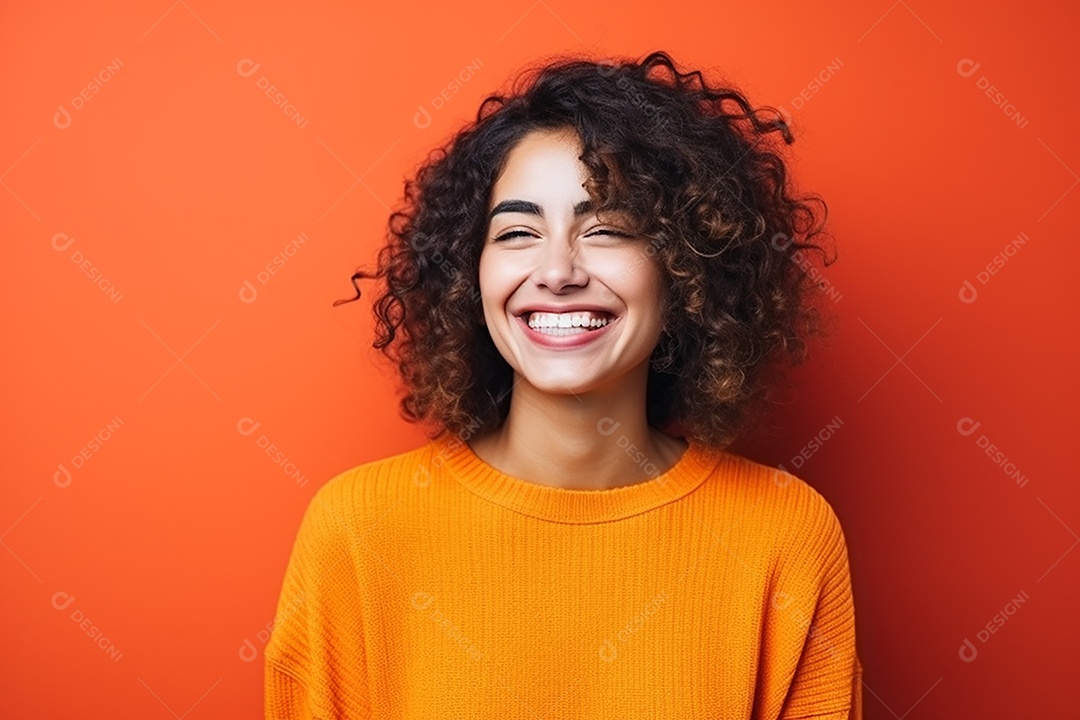 Mulher feliz. Casual. Imagem social em destaque. Fundo colorido