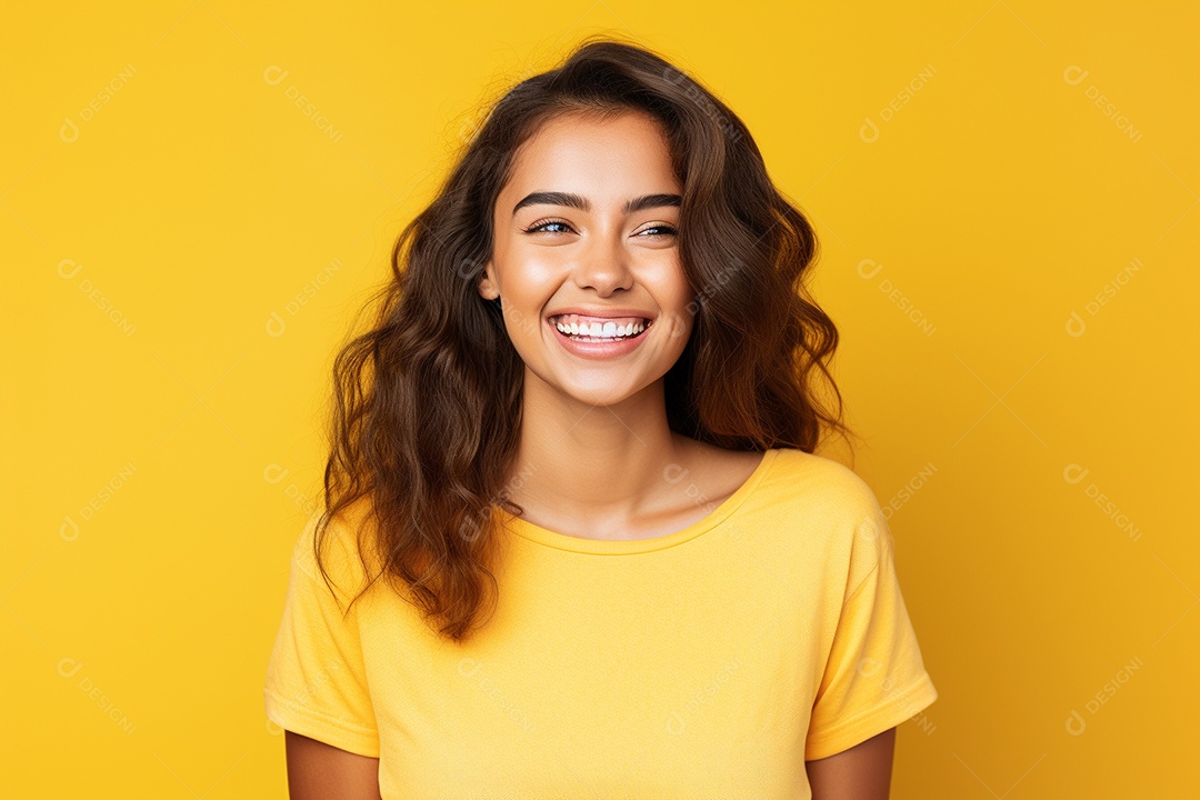 Mulher feliz. Casual. Imagem social em destaque. Fundo colorido