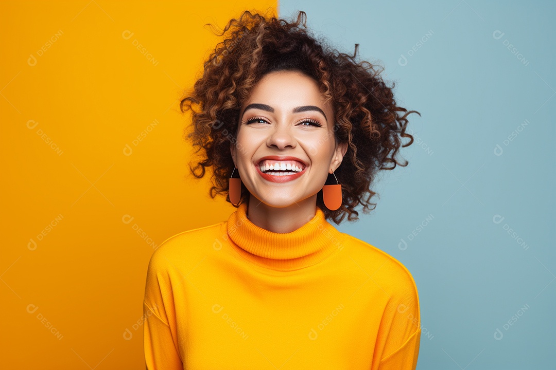 Mulher feliz. Casual. Imagem social em destaque. Fundo colorido