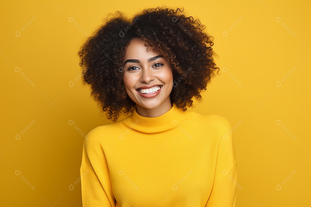 Mulher feliz. Casual. Imagem social em destaque. Fundo colorido