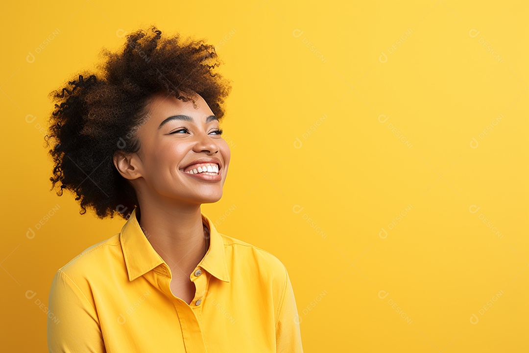 Mulher feliz. Casual. Imagem social em destaque. Fundo colorido