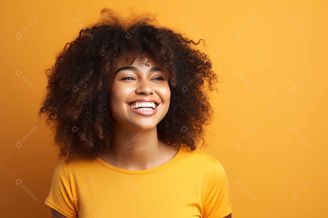 Mulher feliz. Casual. Imagem social em destaque. Fundo colorido