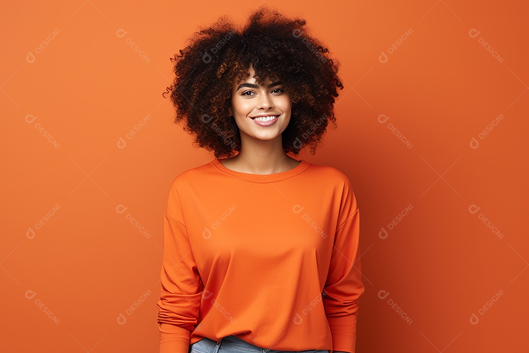 Mulher feliz. Casual. Imagem social em destaque. Fundo colorido