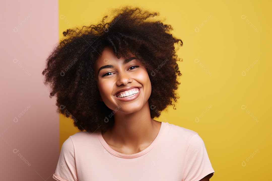 Mulher feliz. Casual. Imagem social em destaque. Fundo colorido