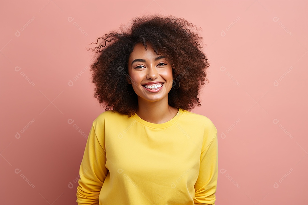 Mulher feliz. Casual. Imagem social em destaque. Fundo colorido