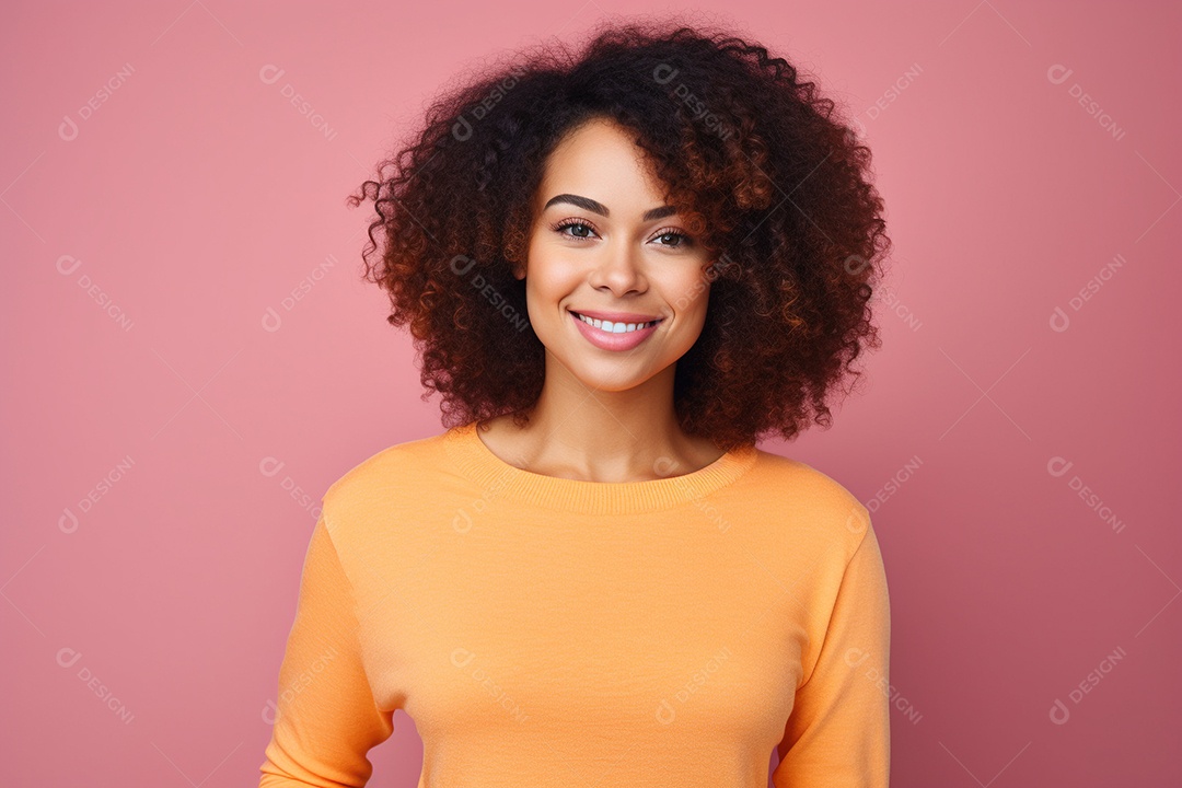 Mulher feliz. Casual. Imagem social em destaque. Fundo colorido