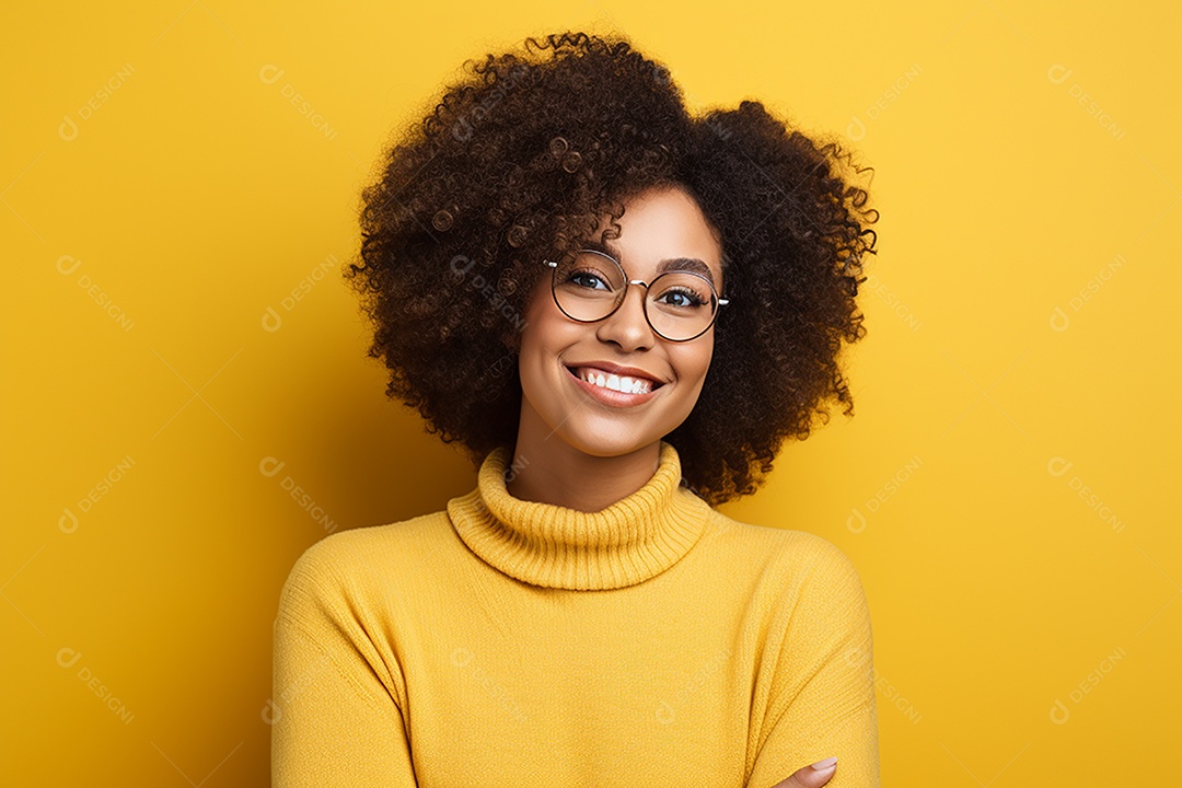 Mulher feliz. Casual. Imagem social em destaque. Fundo colorido