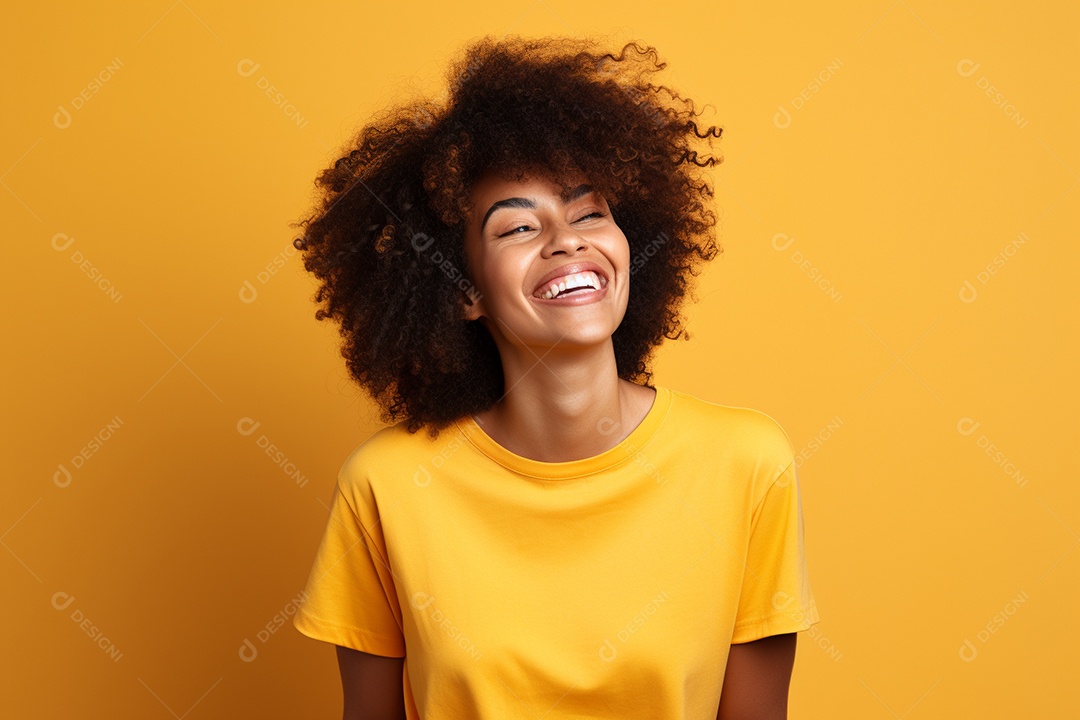 Mulher feliz. Casual. Imagem social em destaque. Fundo colorido