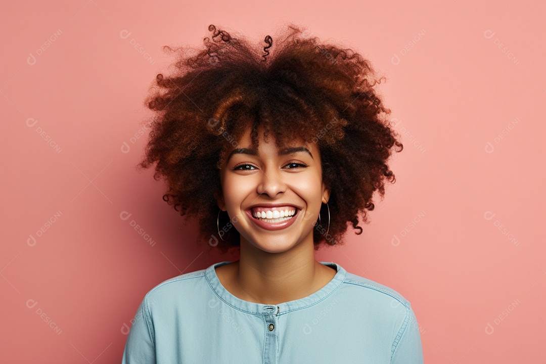 Mulher feliz. Casual. Imagem social em destaque. Fundo colorido