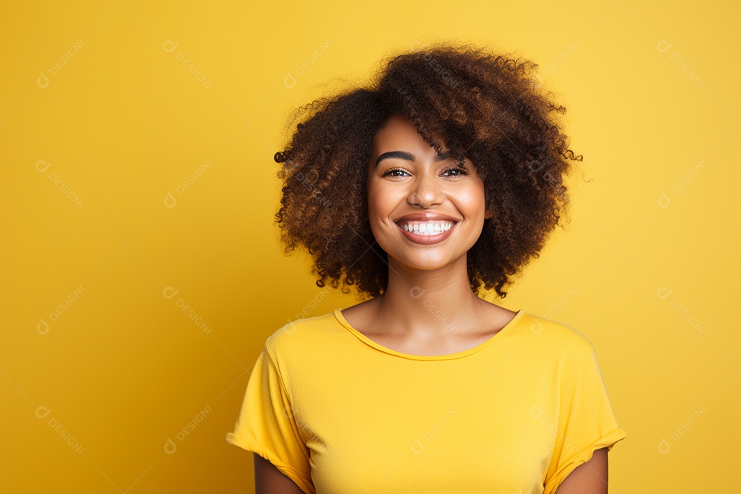 Mulher feliz. Casual. Imagem social em destaque. Fundo colorido