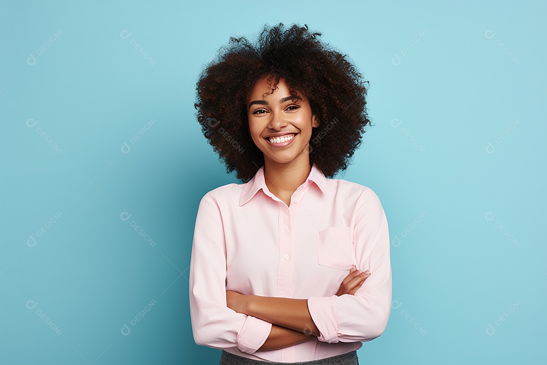 Mulher feliz. Casual. Imagem social em destaque. Fundo colorido