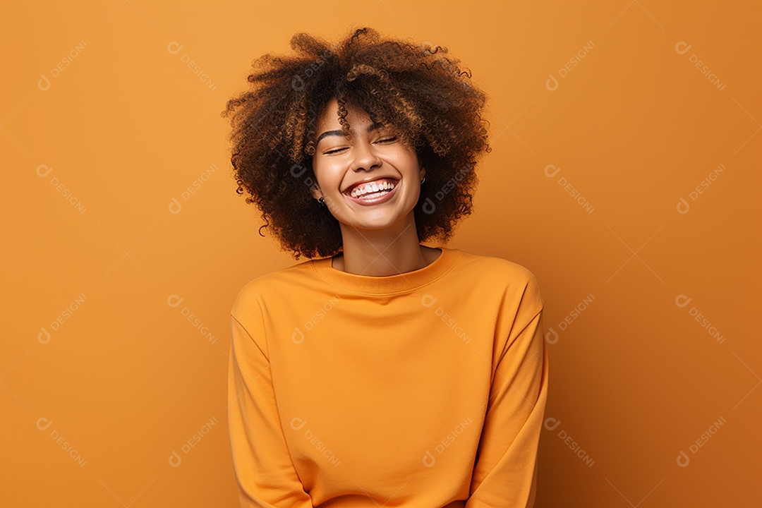 Mulher feliz. Casual. Imagem social em destaque. Fundo colorido