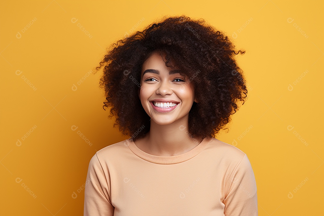 Mulher feliz. Casual. Imagem social em destaque. Fundo colorido