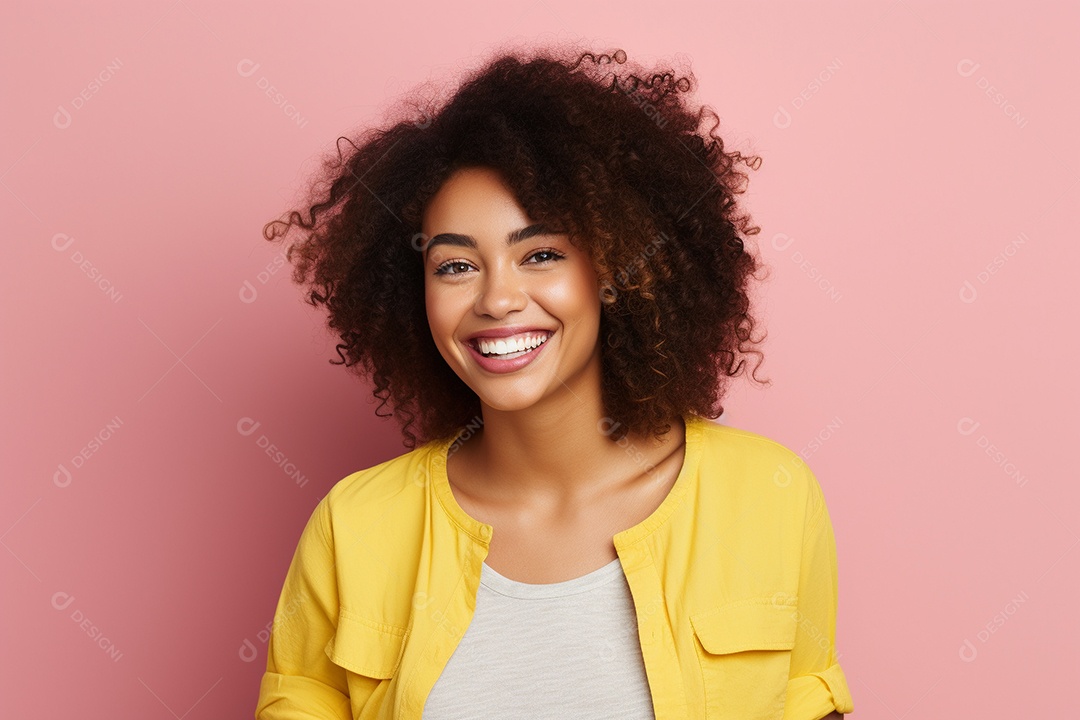 Mulher feliz. Casual. Imagem social em destaque. Fundo colorido