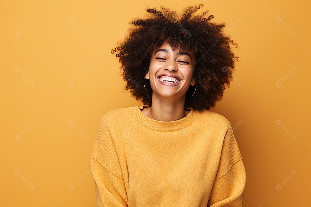 Mulher feliz. Casual. Imagem social em destaque. Fundo colorido