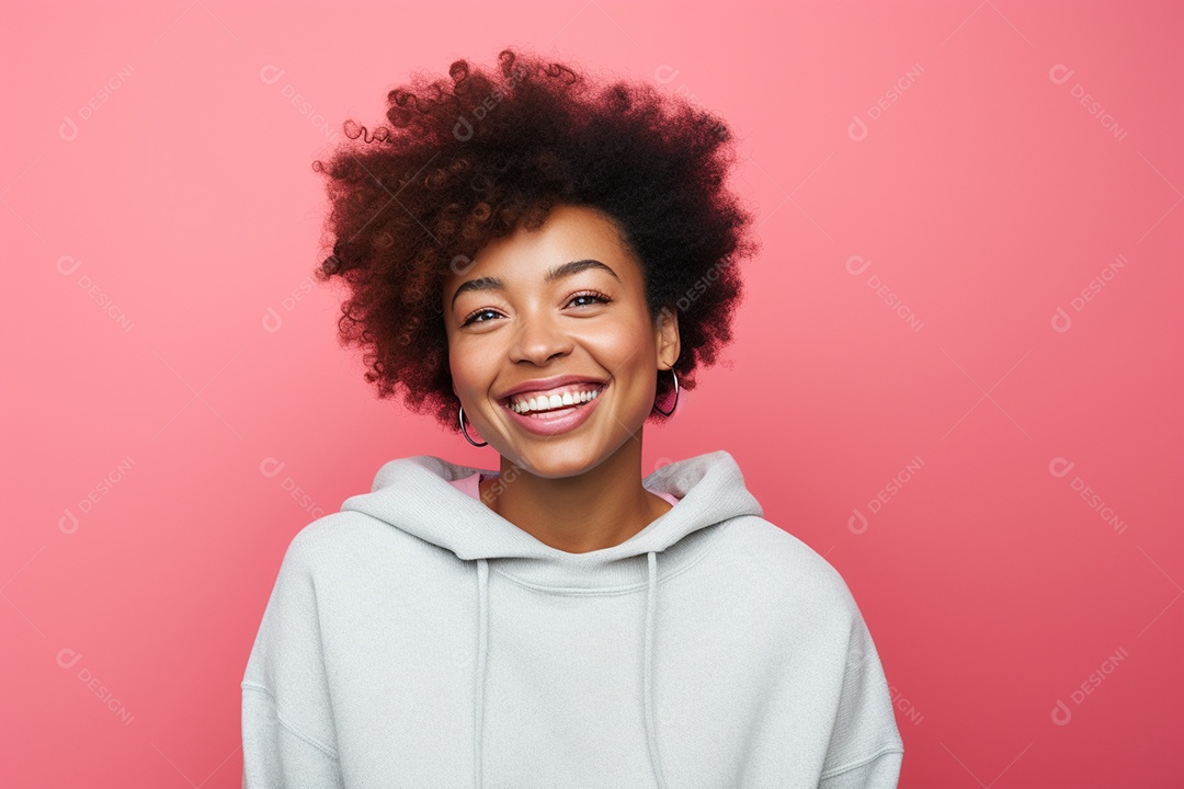 Mulher feliz. Casual. Imagem social em destaque. Fundo colorido