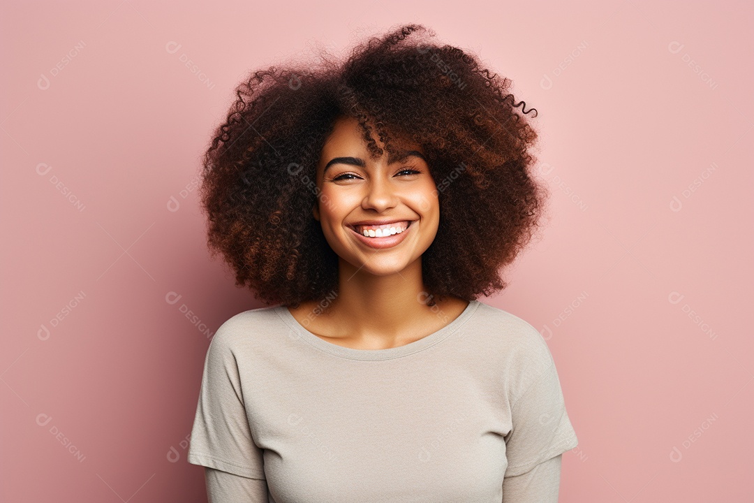 Mulher feliz. Casual. Imagem social em destaque. Fundo colorido