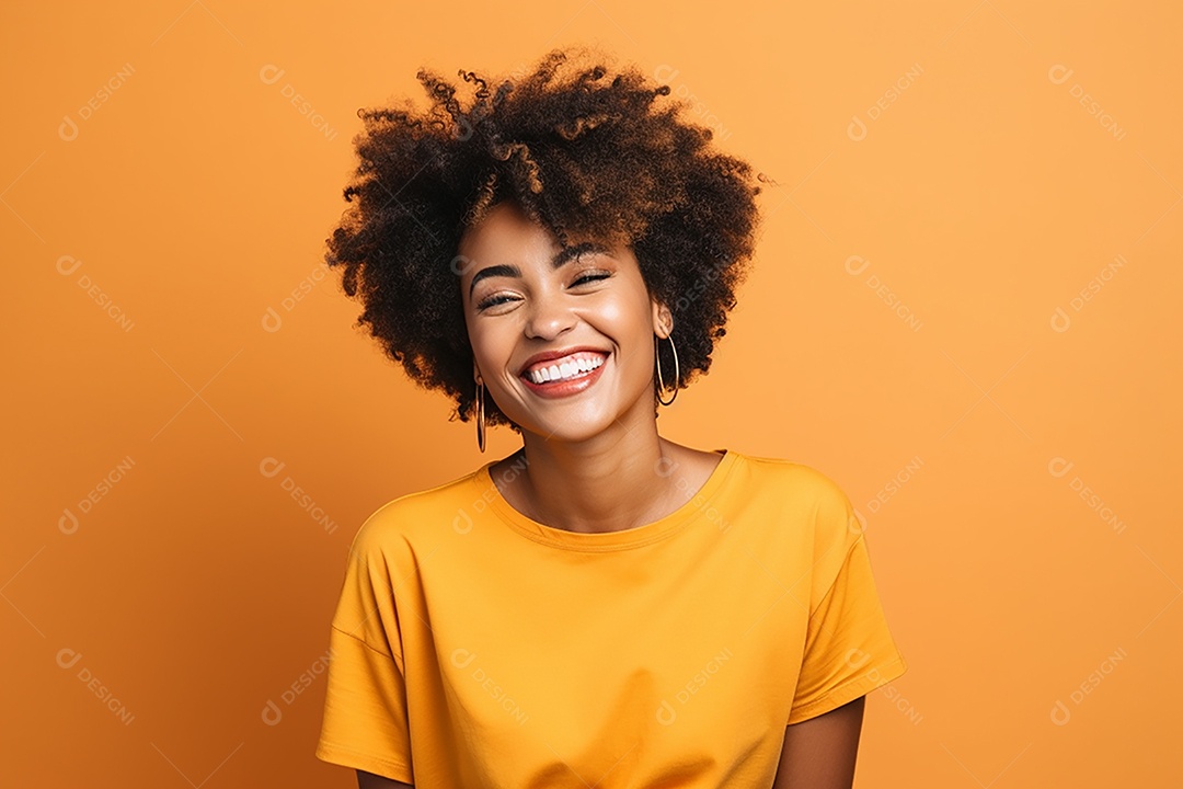 Mulher feliz. Casual. Imagem social em destaque. Fundo colorido