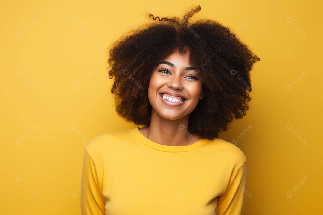 Mulher feliz. Casual. Imagem social em destaque. Fundo colorido