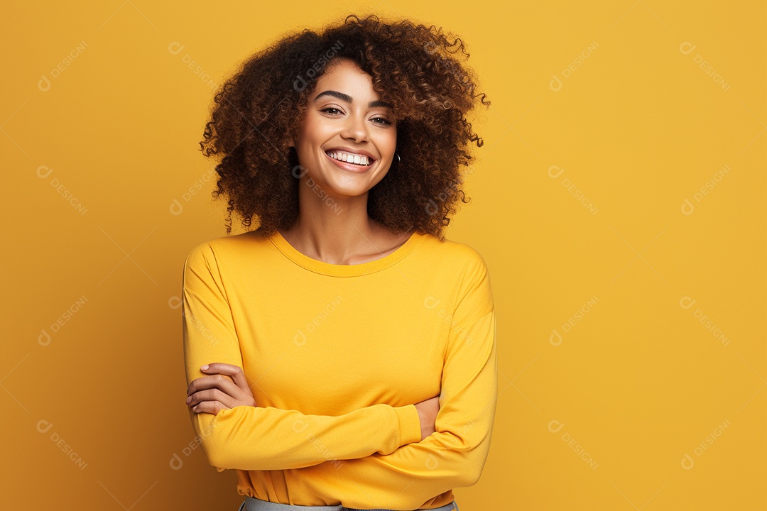 Mulher feliz. Casual. Imagem social em destaque. Fundo colorido