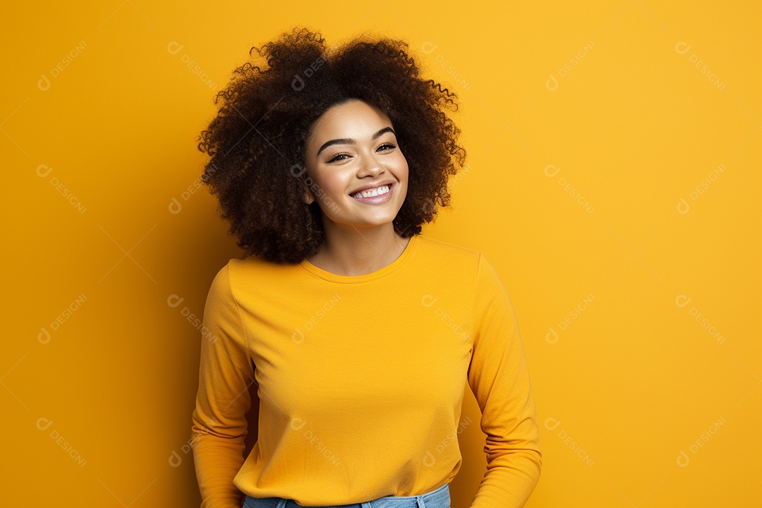 Mulher feliz. Casual. Imagem social em destaque. Fundo colorido