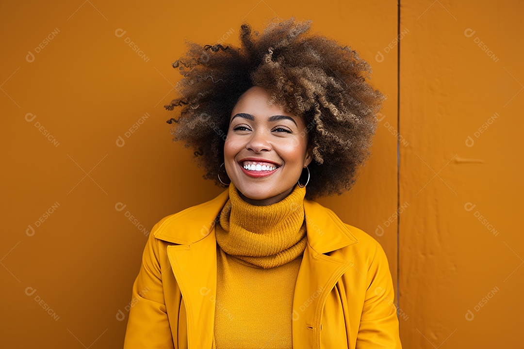 Mulher feliz. Casual. Imagem social em destaque. Fundo colorido