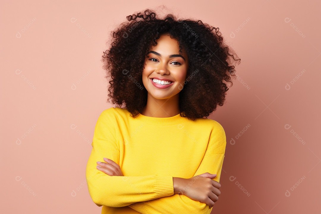 Mulher feliz. Casual. Imagem social em destaque. Fundo colorido