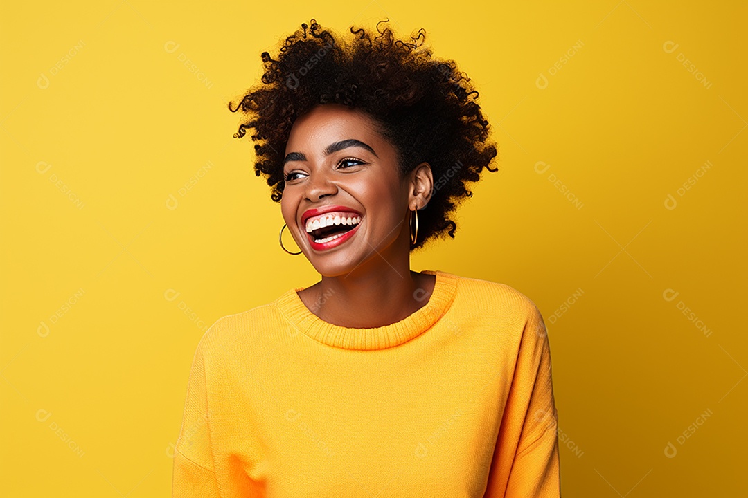 Mulher feliz. Casual. Imagem social em destaque. Fundo colorido