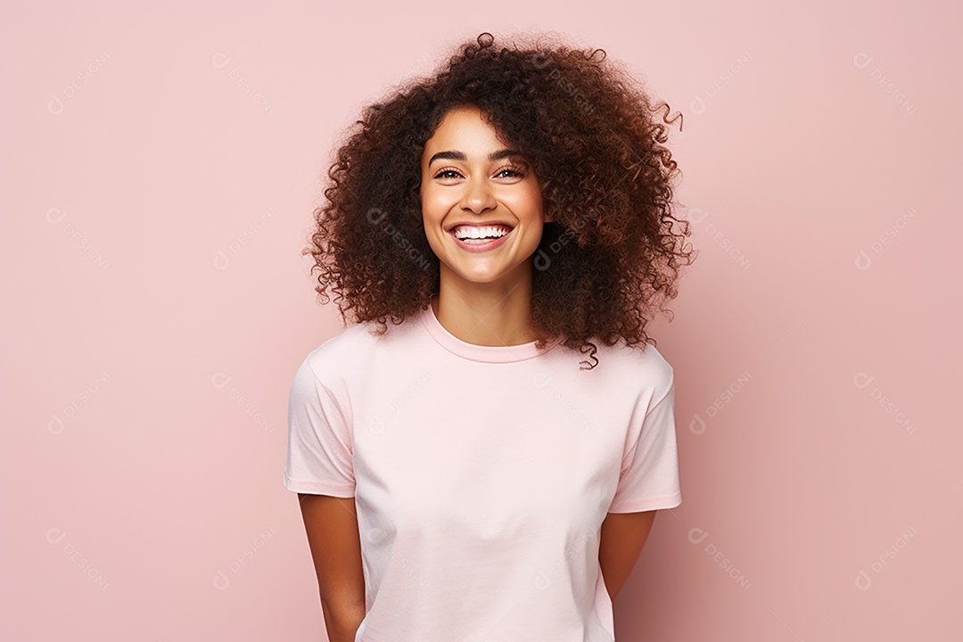 Mulher feliz. Casual. Imagem social em destaque. Fundo colorido