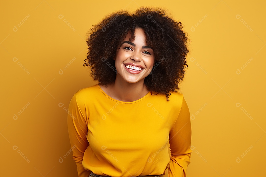 Mulher feliz. Casual. Imagem social em destaque. Fundo colorido