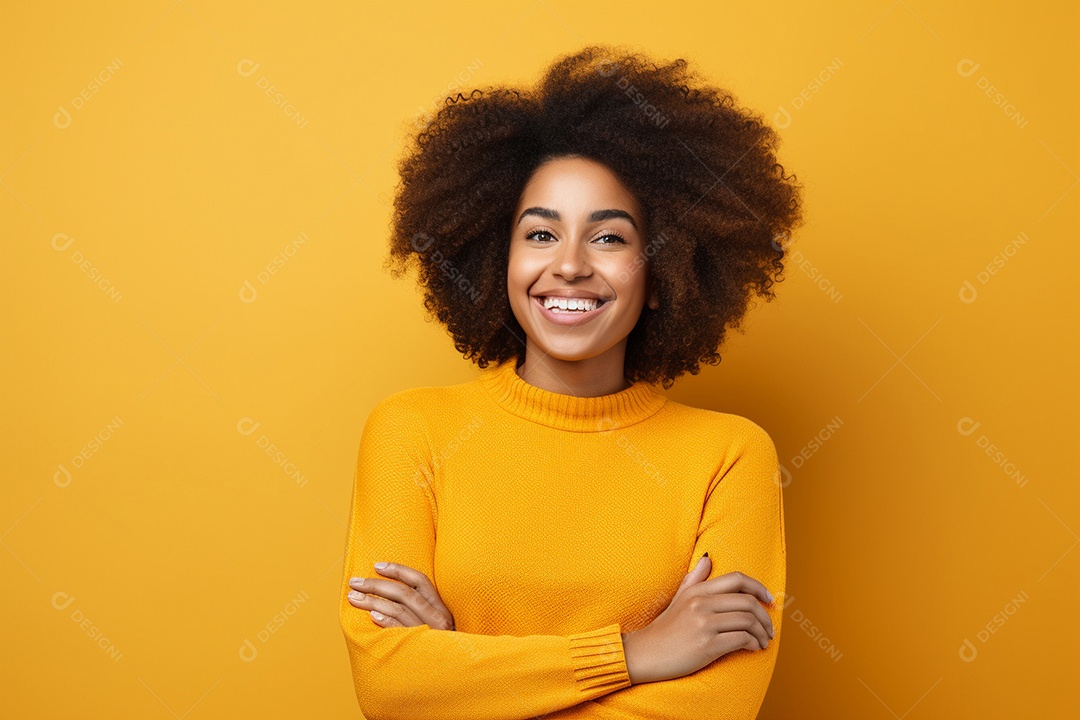 Mulher feliz. Casual. Imagem social em destaque. Fundo colorido