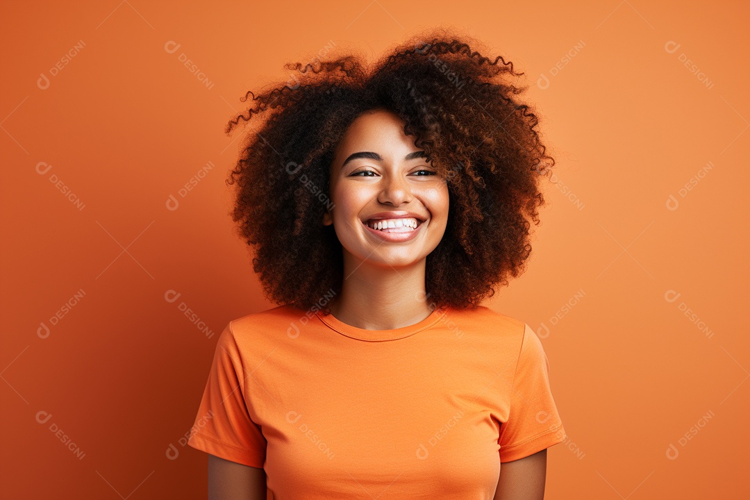 Mulher feliz. Casual. Imagem social em destaque. Fundo colorido