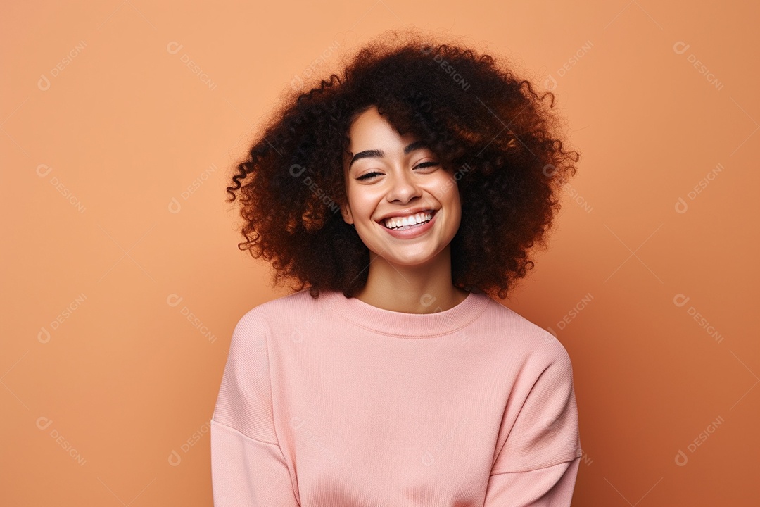 Mulher negra feliz. Casual. Imagem social em destaque. Fundo colorido