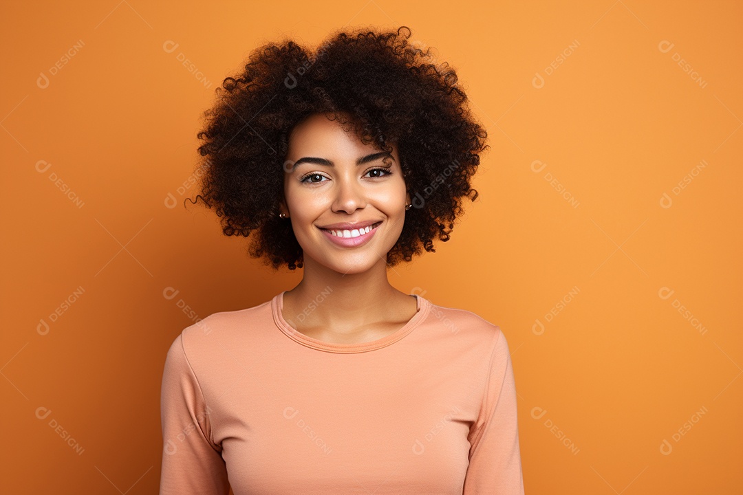 Mulher negra feliz. Casual. Imagem social em destaque. Fundo colorido