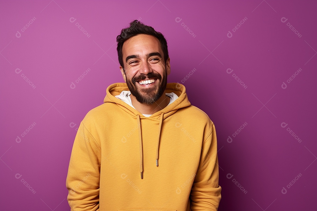 Pessoa feliz. Casual. Imagem social em destaque. Fundo colorido