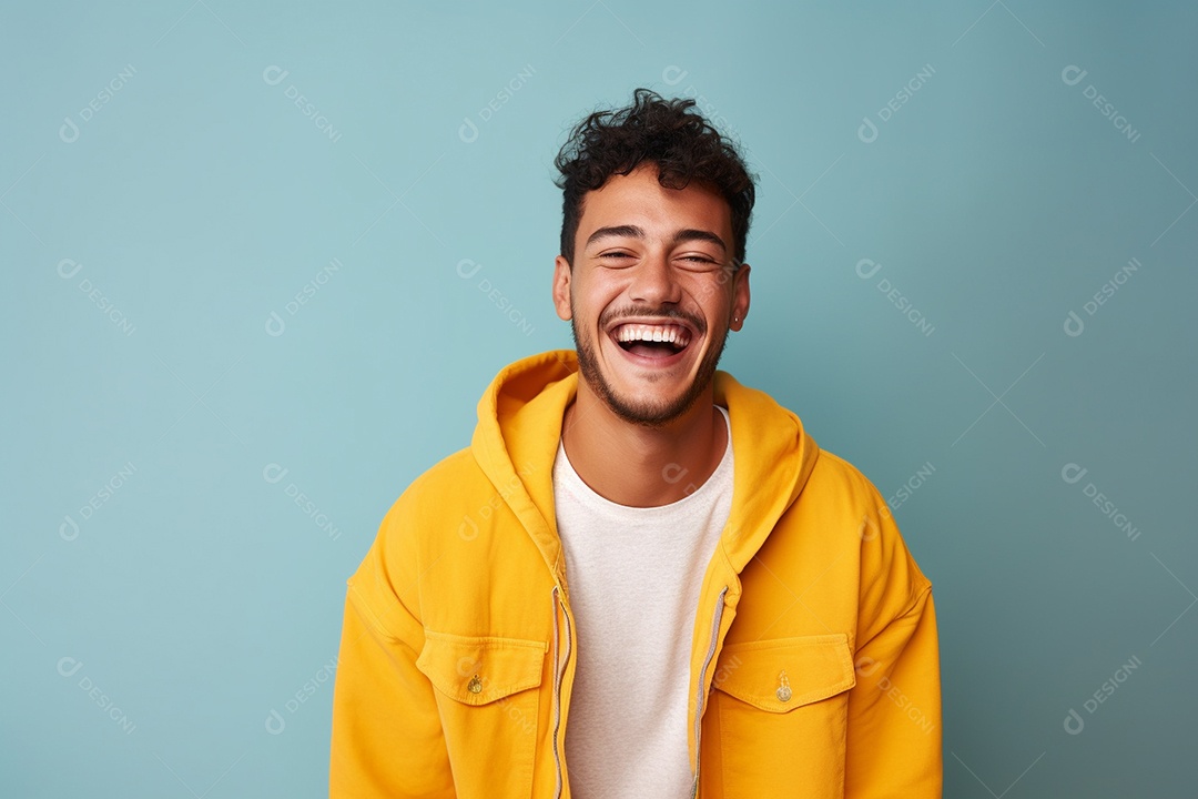 Pessoa feliz. Casual. Imagem social em destaque. Fundo colorido