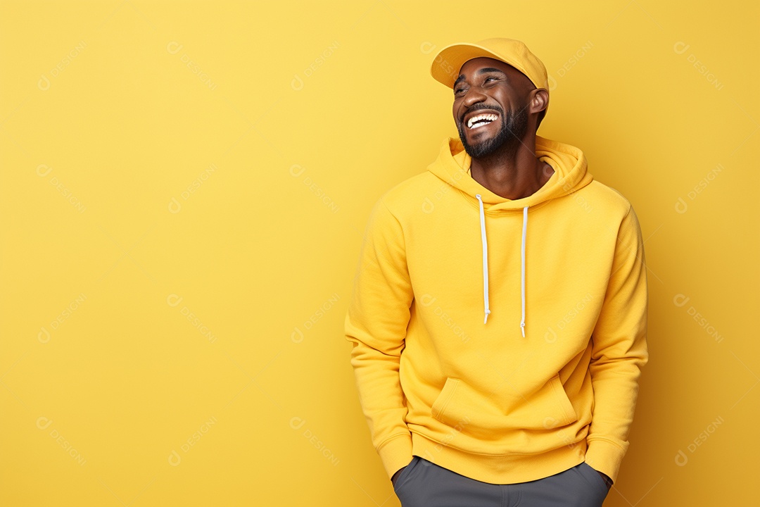 Pessoa feliz. Casual. Imagem social em destaque. Fundo colorido