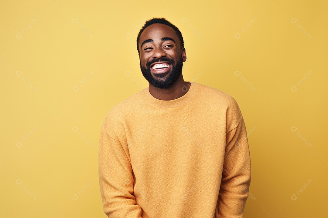 Pessoa feliz. Casual. Imagem social em destaque. Fundo colorido