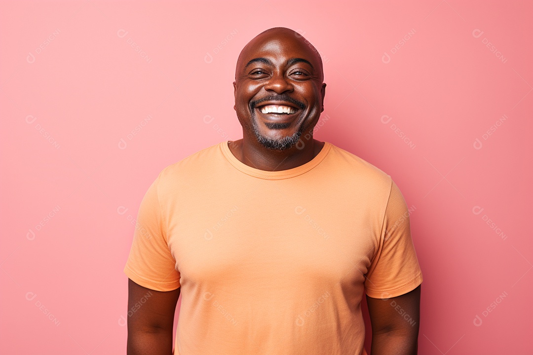 Pessoa feliz. Casual. Imagem social em destaque. Fundo colorido