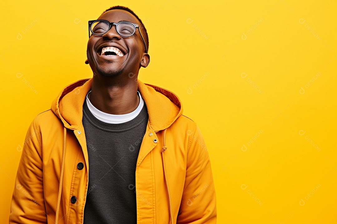 Pessoa feliz. Casual. Imagem social em destaque. Fundo colorido