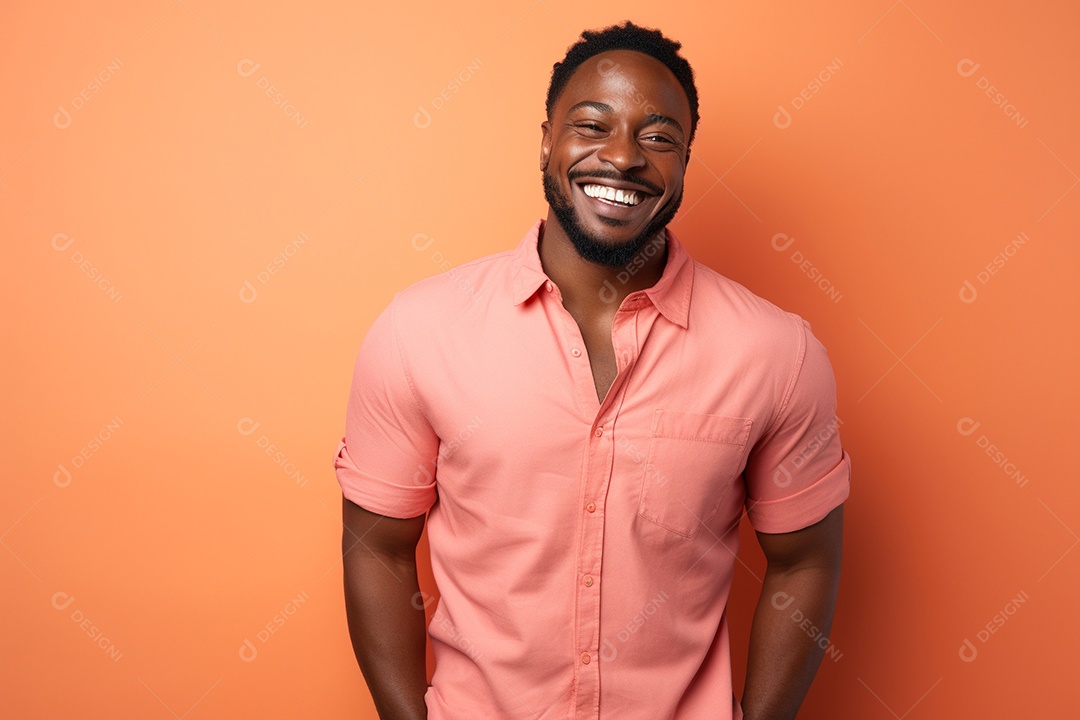 Homem negro feliz. Casual. Imagem social em destaque. Fundo colorido