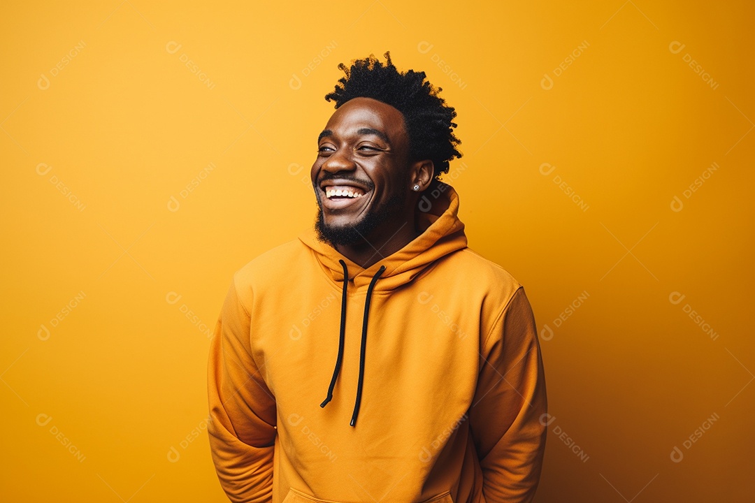 Homem negro feliz. Casual. Imagem social em destaque. Fundo colorido