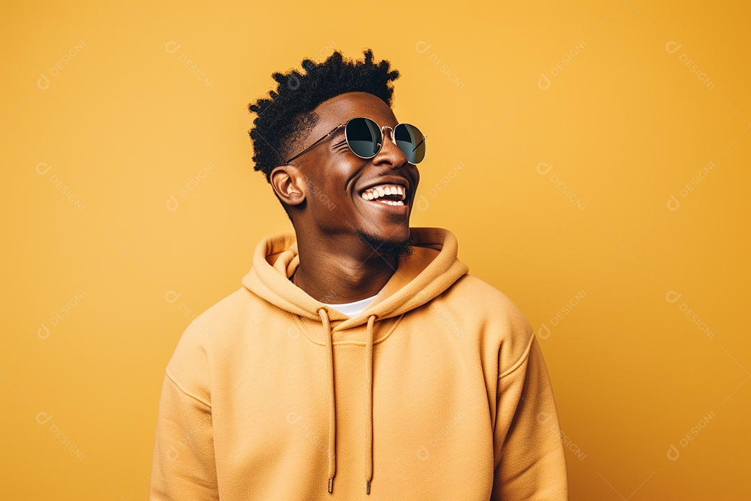 Homem negro feliz. Casual. Imagem social em destaque. Fundo colorido