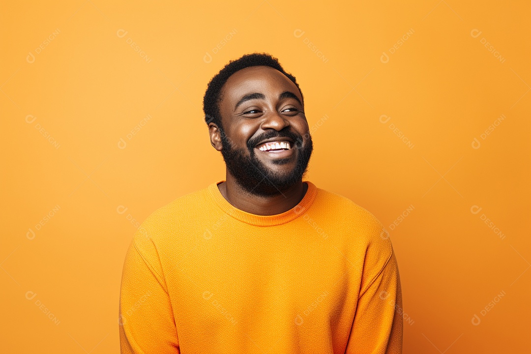 Homem negro feliz. Casual. Imagem social em destaque. Fundo colorido