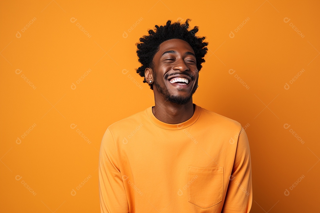 Homem negro feliz. Casual. Imagem social em destaque. Fundo colorido
