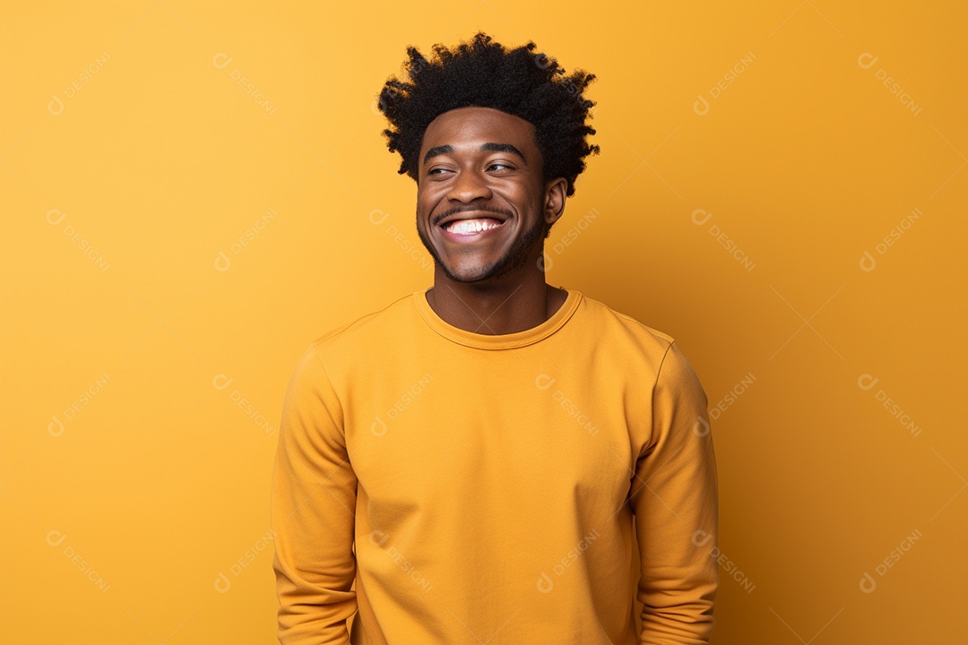 Homem negro feliz. Casual. Imagem social em destaque. Fundo colorido