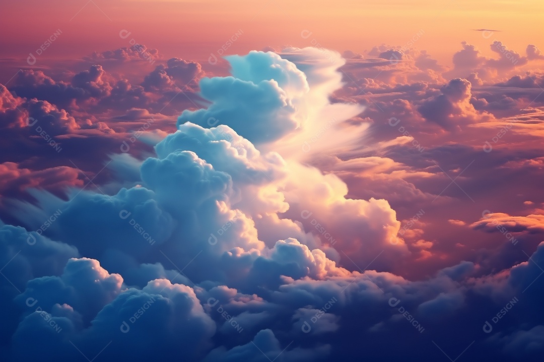 Nuvens brancas dramáticas e céu azul da vista da janela do avião